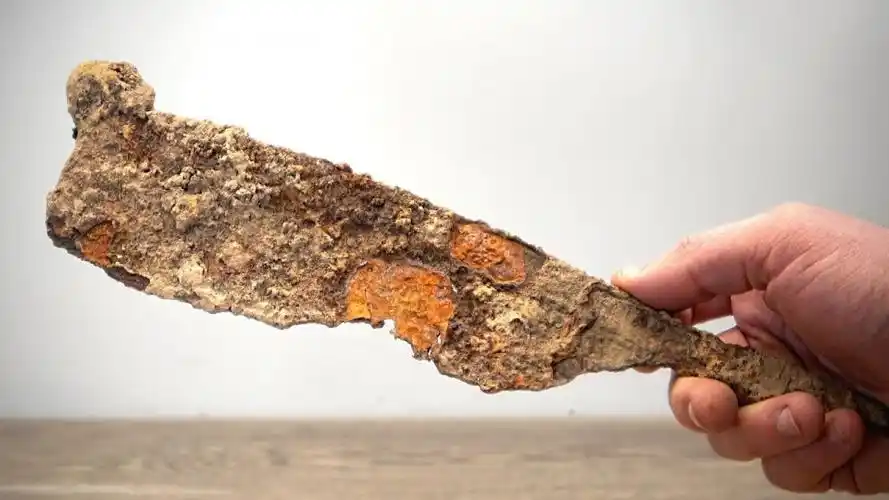 锈迹斑斑的铁片没人要被大叔拿回家一波翻新成品真是太好用了