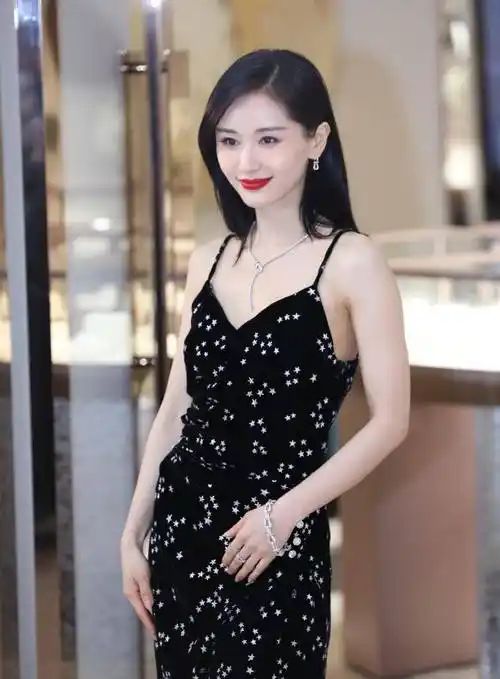 王子文换新发型拍大片,复古卷发优雅出众,美得差点认不出_气质_造型