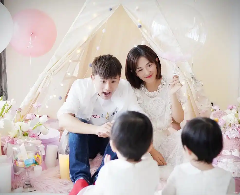 跳跳俏俏一周岁,张杰首次晒全家照,一家四口同框超有爱