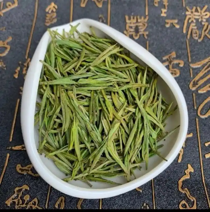 《安吉白绿茶》安吉白茶虽然叫白茶,但是却属于六大茶类中的绿茶 - 抖