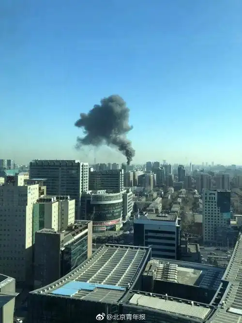 北京:中关村大楼突发火灾_手机凤凰网
