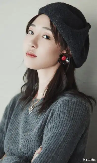 王珞丹上一次公开露面是在参加综艺《向往的生活》时,那时候她也没有