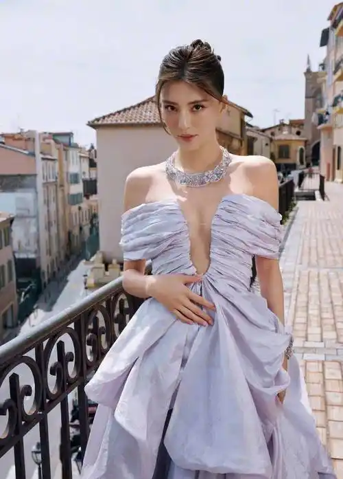 吴千语在戛纳电影节上的表现非常出色,紫色深v连衣裙展现出浓浓的女神