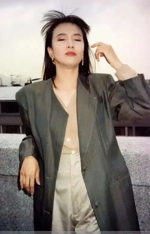 62岁郑裕玲过度整容年轻时穿廓形西装时尚超前盛世美颜今不再