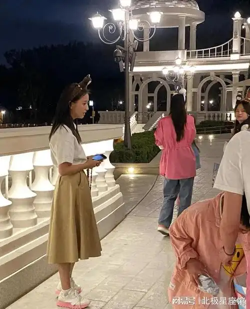 佟丽娅游玩被拍生图反倒觉得她真美啊