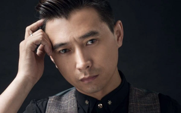 《迎着风》这首歌经歌手蓝波铿锵有力的演唱,使人更昂起斗志,不去