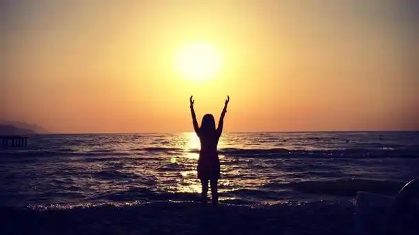 和正能量的人在一起,我们会感觉朝气蓬勃,充满了阳光和活力;而有一些