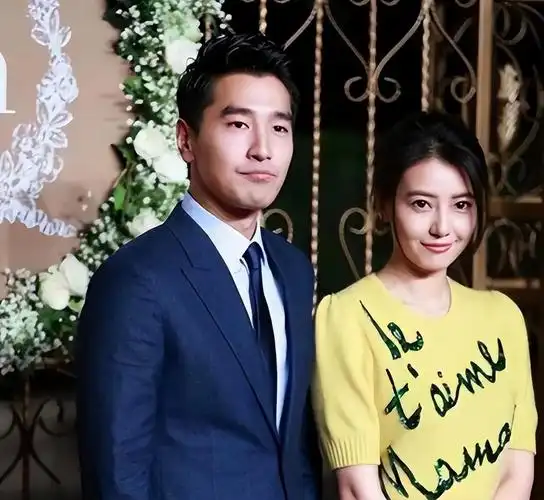 高圆圆勾着老公脖子,隔口罩与赵又廷亲吻,身旁女儿见惯了很淡定_rhea