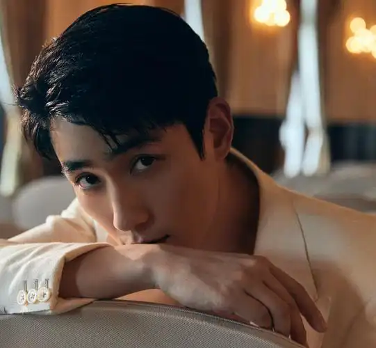 朱一龙16年旅游照被扒,疑似晒出与神社合影照,又一流量陨落?