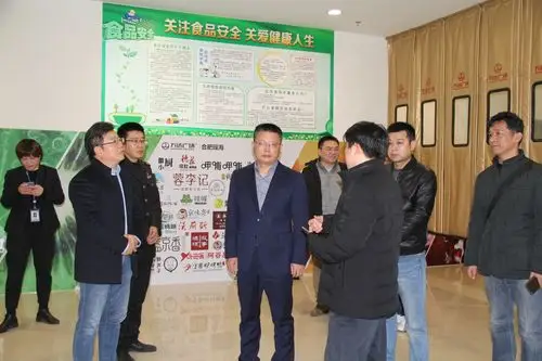 区委副书记,代区长陆勤山带队督查"两节"期间食品安全工作