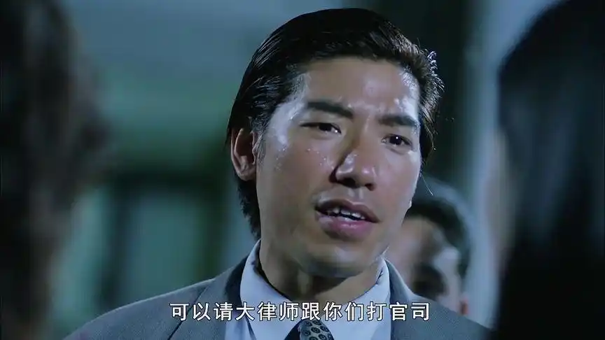 两女持开山刀砍杀张耀扬,一刀插入张耀扬后背