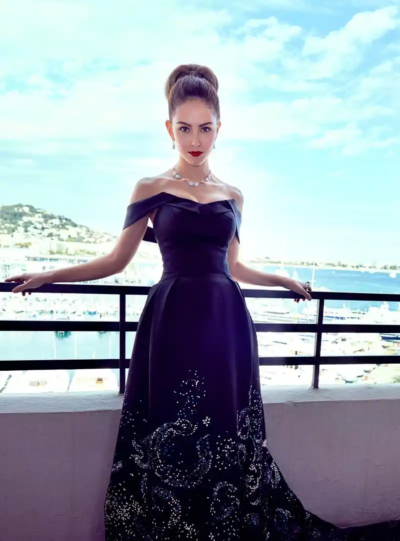 原本「天火家族」精心裝扮凹造型結果被「一名不願透