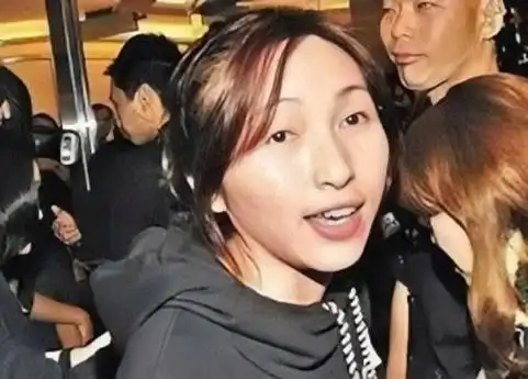 惊!古巨基与经纪人地下恋20年,老婆52岁高龄生娃,生活现状曝光