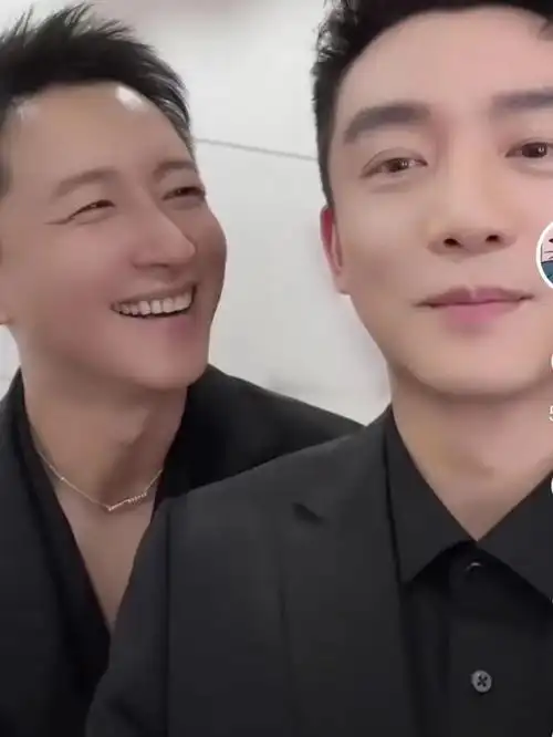 其实,前不久,郑恺宣传《前任4》时,他的打扮都和曾经没多大差别,妆容