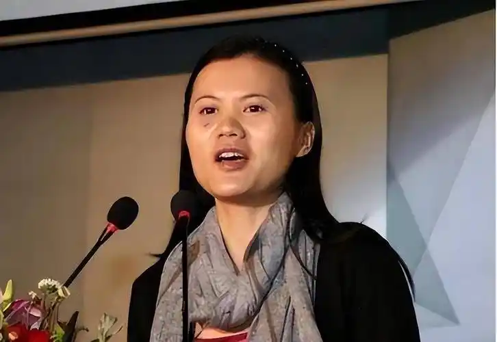 看了马云妻子张瑛,才懂啥叫书卷气!