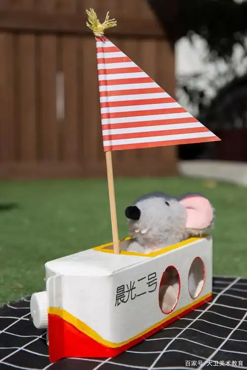 牛奶盒小房子准备材料牛奶盒,彩色纸张硬纸壳,剪刀,双面胶1,牛奶盒