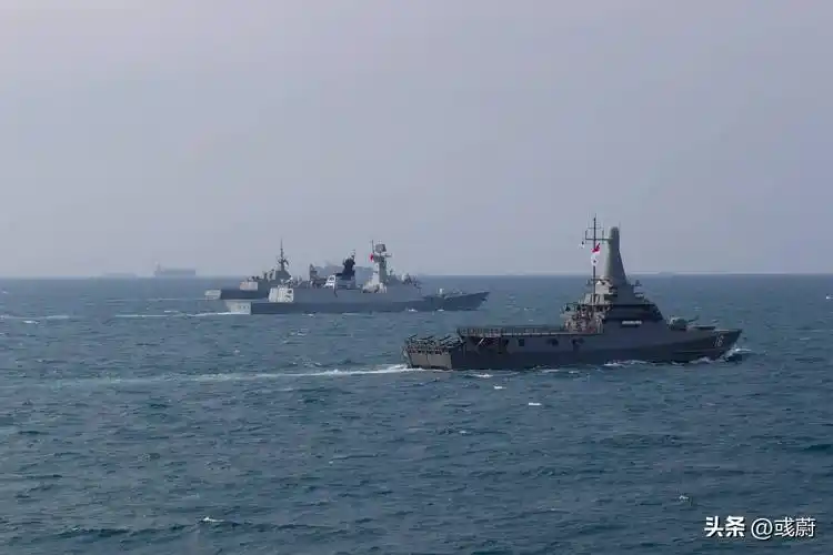 所以中国海军应联合国要求,定期派遣军舰前往亚丁湾护航,定期更换编队