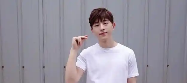 邓伦转型复出成立火社甄选开启首场直播疑成绩不佳失望离场