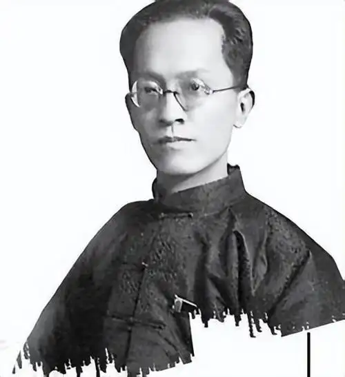 汪精卫儿子回国祭拜见父母跪像后说令人唏嘘的话