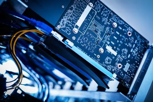 特写镜头中的比特币挖矿设备. it行业. 加密货币业务.