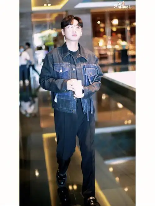 220709汪苏泷上班照