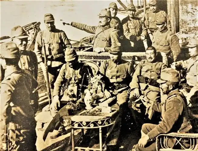 日军侵华老照片:强迫当地儿童学日语,假惺惺给孩子发糖果