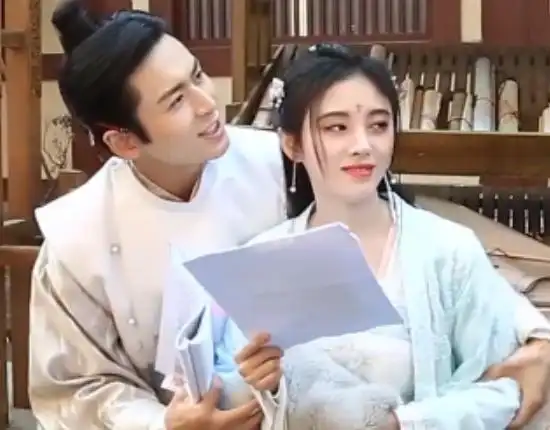 张哲瀚片场演绎《射雕英雄传》,鞠婧祎的反应让我忍不住笑出了声