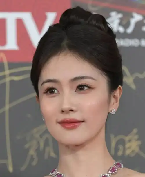 怼脸生图终于不灾难了,只是颜值看着还是有点普通(跟其他女明星相