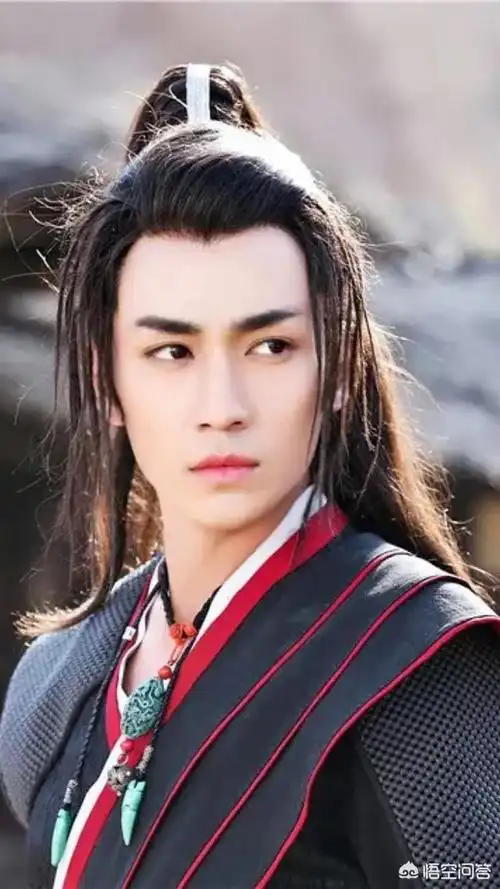 1,正在追一个女孩子,她喜欢朱一龙,请问送关于朱一龙的什么东西好?