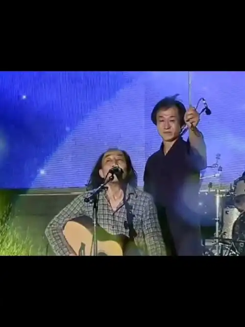 灯塔就在那里,赵已然执琴,赵牧阳撑伞