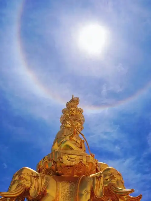 05峨眉佛光峨眉宝光还有一个名字,那就是佛光,它看上去像是一个五彩