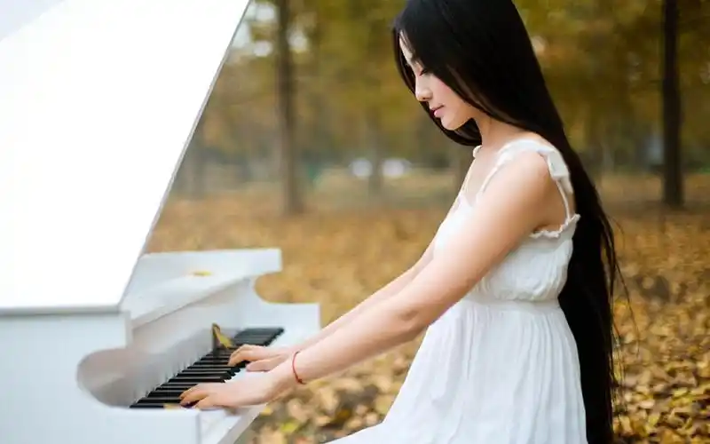 文艺范长发美女唯美户外写真桌面壁纸