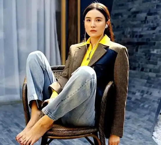 无论是与张黎的感情纠葛,还是与谢天笑的纷扰,她始终站在风口浪尖.