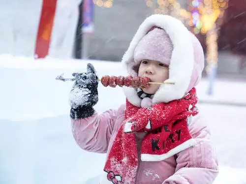 好想问问这个漂亮的小姑娘(老弟的外孙女),就着雪沫吃糖葫芦的感觉,是