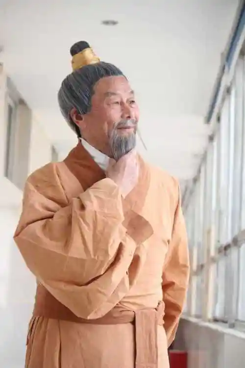 一身国风范儿!周口79岁爷爷玩"古装穿越"成网红