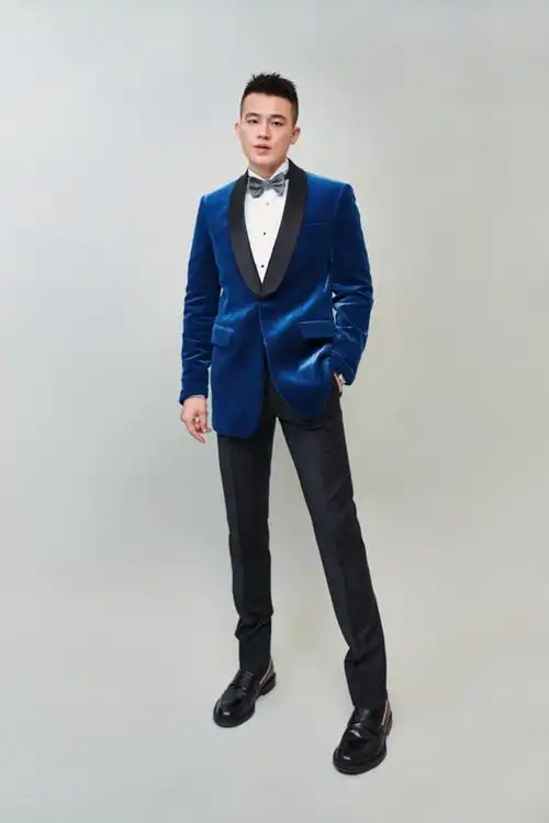 欧豪身着一套深蓝色西装内搭白色衬衫,沉稳不失活力,展现了其雅痞绅士