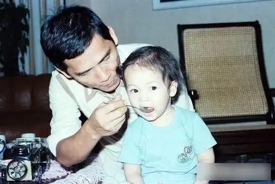 年轻时的侯世宏是女人最容易迷上的那款清俊小生,有一双标准的