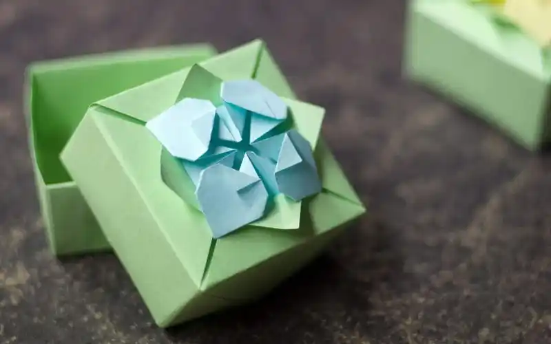 折纸无需胶水就能折出的花朵礼盒