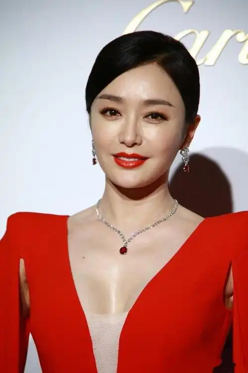 女明星实在太敢穿一袭黑色包臀裙秀出凹凸有致的身材博人眼球