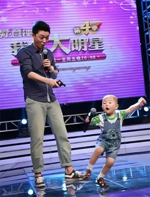 一跳近两年,张峻豪从开始的随意扭动,到学些简单的动作.