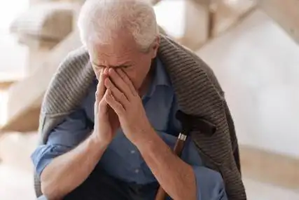 老母亲哭令人沮丧的老人哭照片