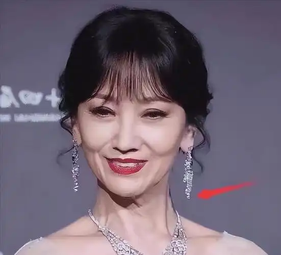 关掉美颜滤镜瞬间老20岁,说到冻龄女神很多人第一个想到的就是赵雅芝