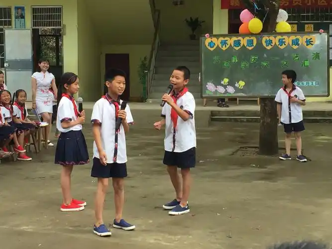 四年级孩子创作表演的小品《装病》,引发了观众的阵阵欢笑与掌声.