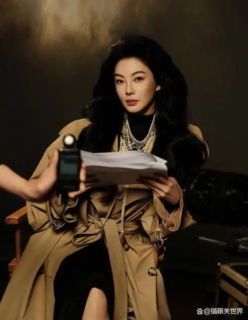 张雨绮晒财阀千金妆大片,金色礼服气场强大,贵气满满