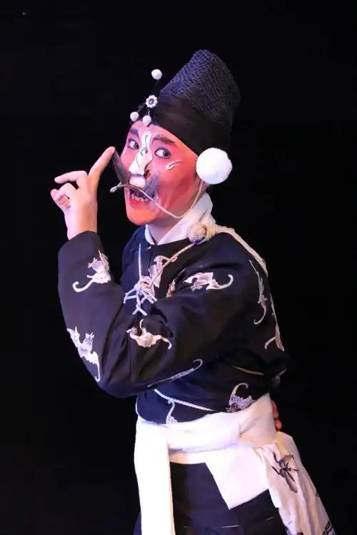 先后跟随冯西平,王福鸿,张卜午等学习,拜秦腔丑角表演艺术家徐松林