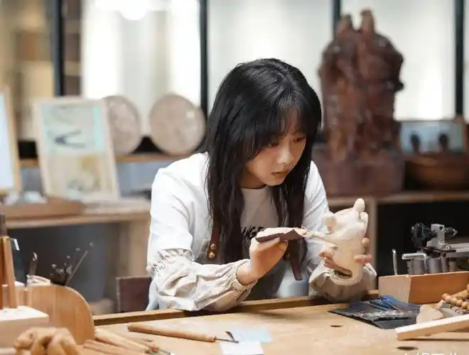 得到了不少网友的一致好评,因为谭松韵已经30岁了,但是饰演张新成和