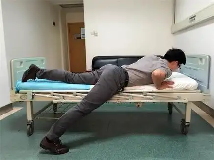 改为俯卧位,然后缓慢将身体挪动至床边:椎间孔镜术后在下床时和下床后