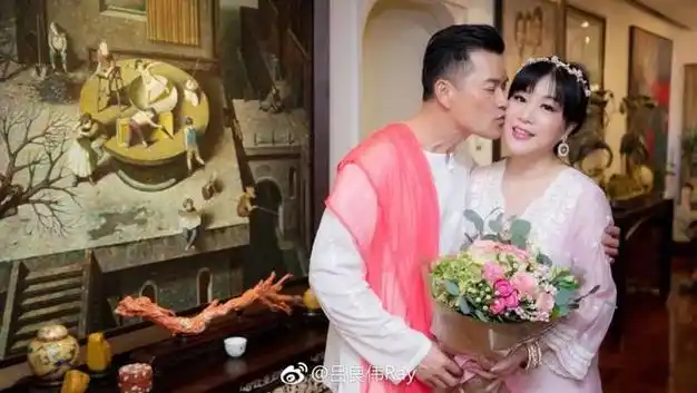 吕良伟与三婚妻子豪宅开趴身家数十亿家中古董堆满地