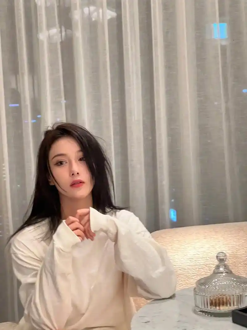 张馨予的一组美照曝光,她身穿白色长袖露美腿,披散黑色长发嘴唇 - 抖