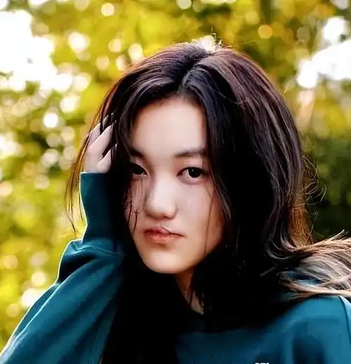 18岁李嫣近照曝光嘴唇疤痕全消失气场强大身材高挑特像王菲